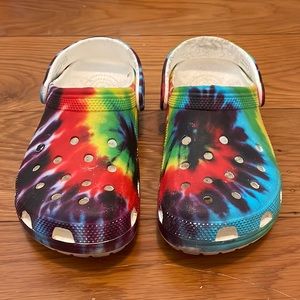 Size 6, rainbow tie-dye crocs